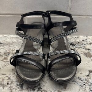Naot Black Women's Strappy Rhinestone Sandals a Size 7